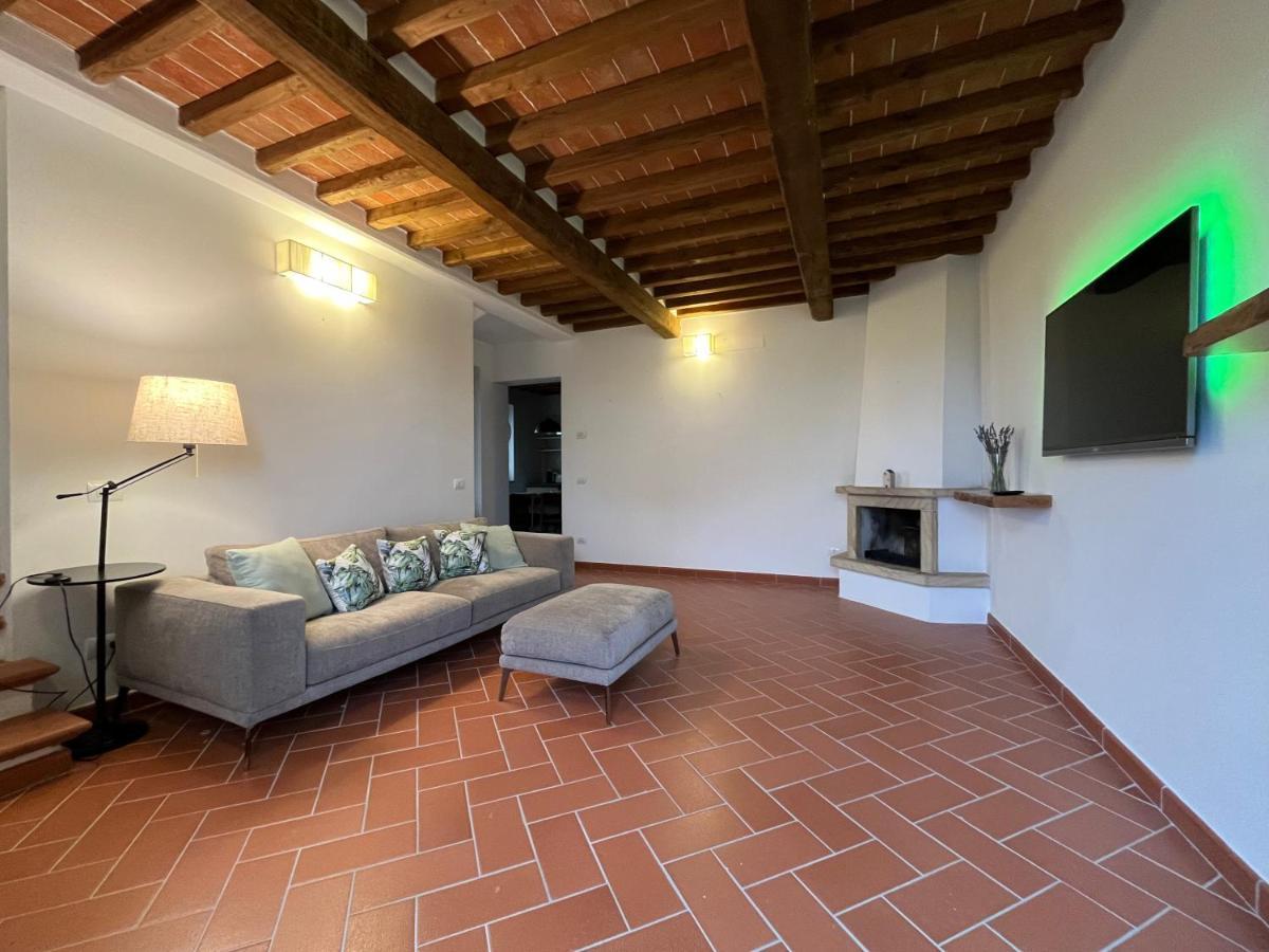 I Tre Casali Apartment Volterra Bagian luar foto